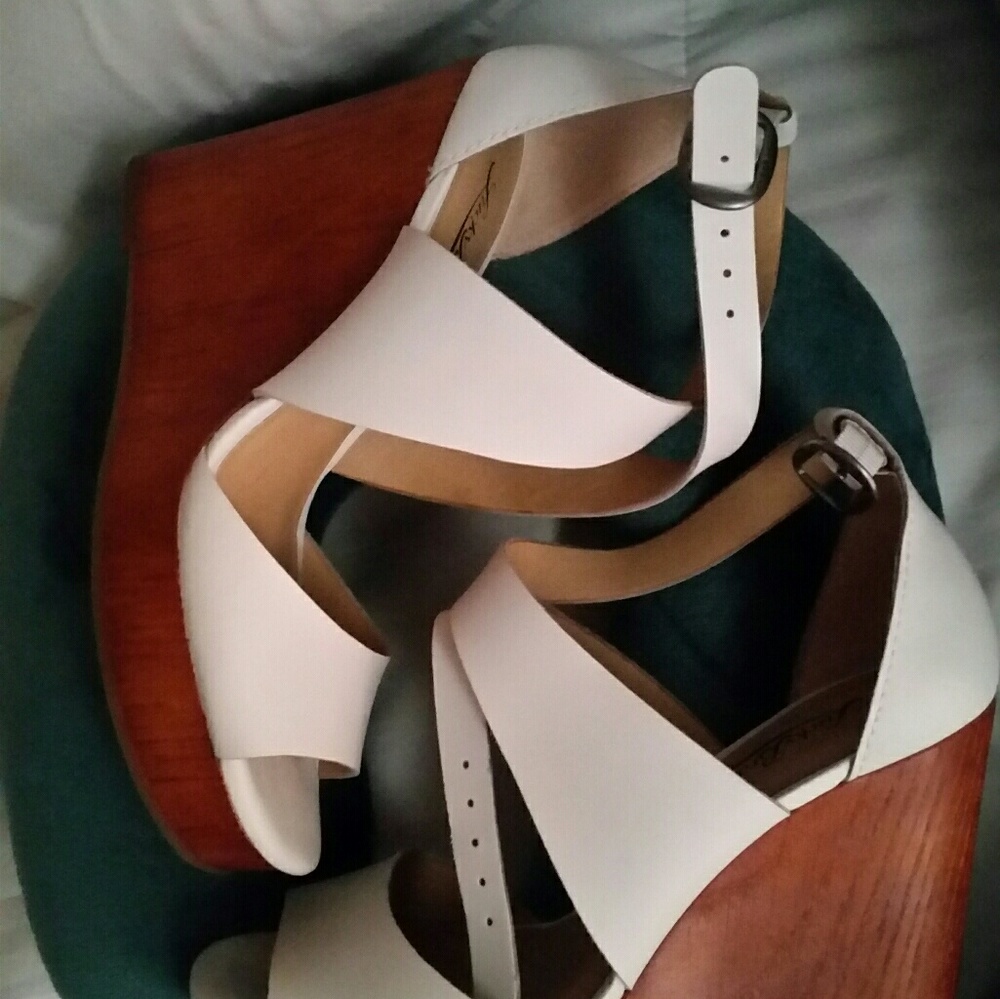 NEW LUCKY BRAND WOODEN WEDGE WITH WHITE STRAPS 7.5